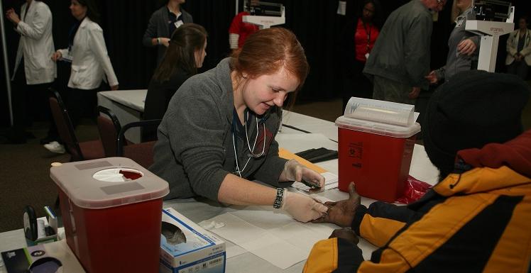 USA nursing student Sydney Spradlin provides health screenings and education at Project Homeless Connect 2016 held on Jan. 28日，在莫比尔大海湾州博览会场地. 